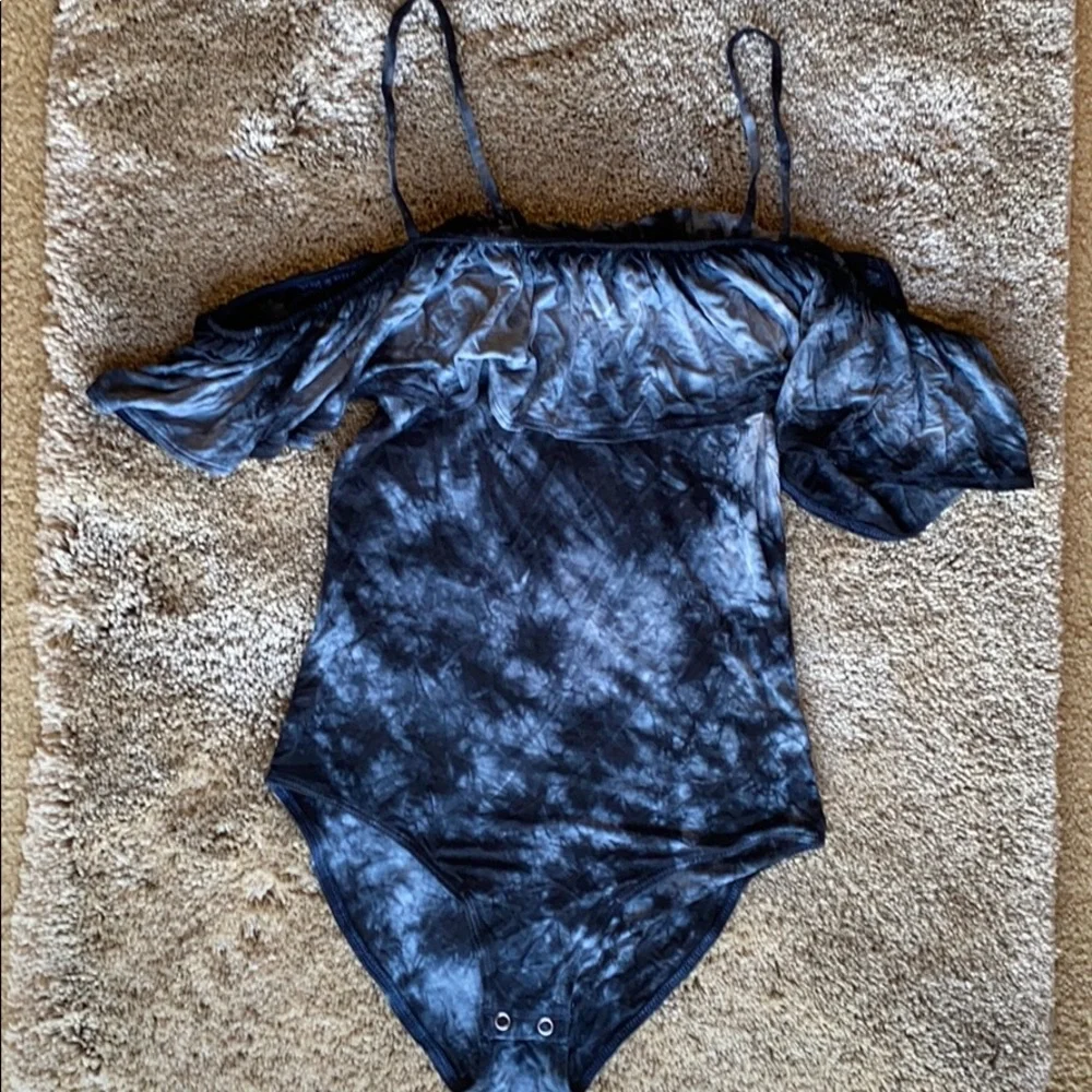 American Eagle tie dye cold shoulder bodysuit🌸 - Picture 3 of 5